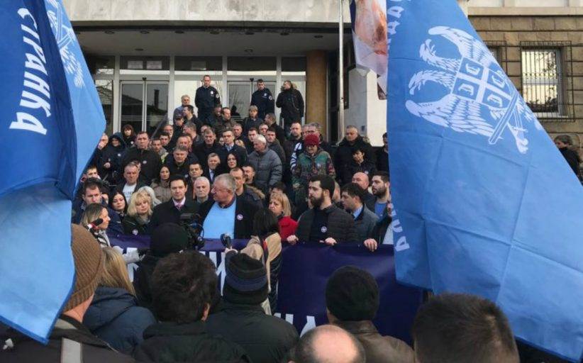 Serbia’s Seselj Rallies Nationalists at Srebrenica Massacre Hearing