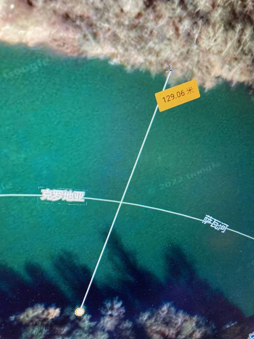 Fotografija ekrana: satelitski snimak rijeke Save s ucrtanom linijom preko korita i oznakom 129,06 metara; natpisi na kineskom: Hrvatska, rijeka Sava