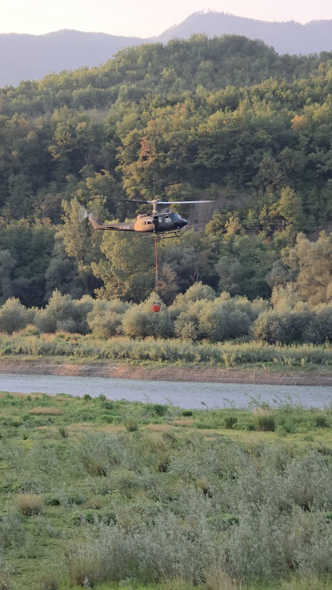 Helikopter OS BiH sa vedrom vode iznad Konjica
