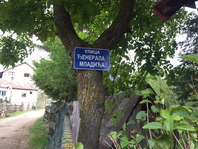 Natpis sa imenom Ratka Mladića u njegovom rodnom selu nadomak Kalinovika, arhiv. Izvor: BIRN BiH