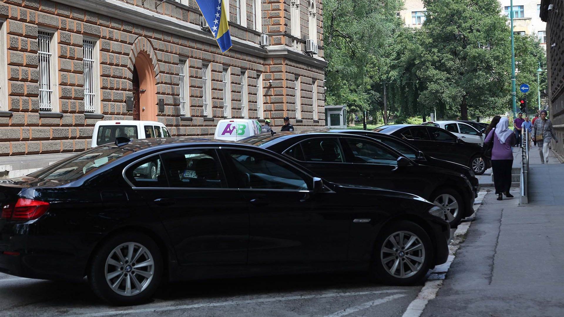 Revizori ukazuju na slabost institucija u upravljanju voznim parkovima