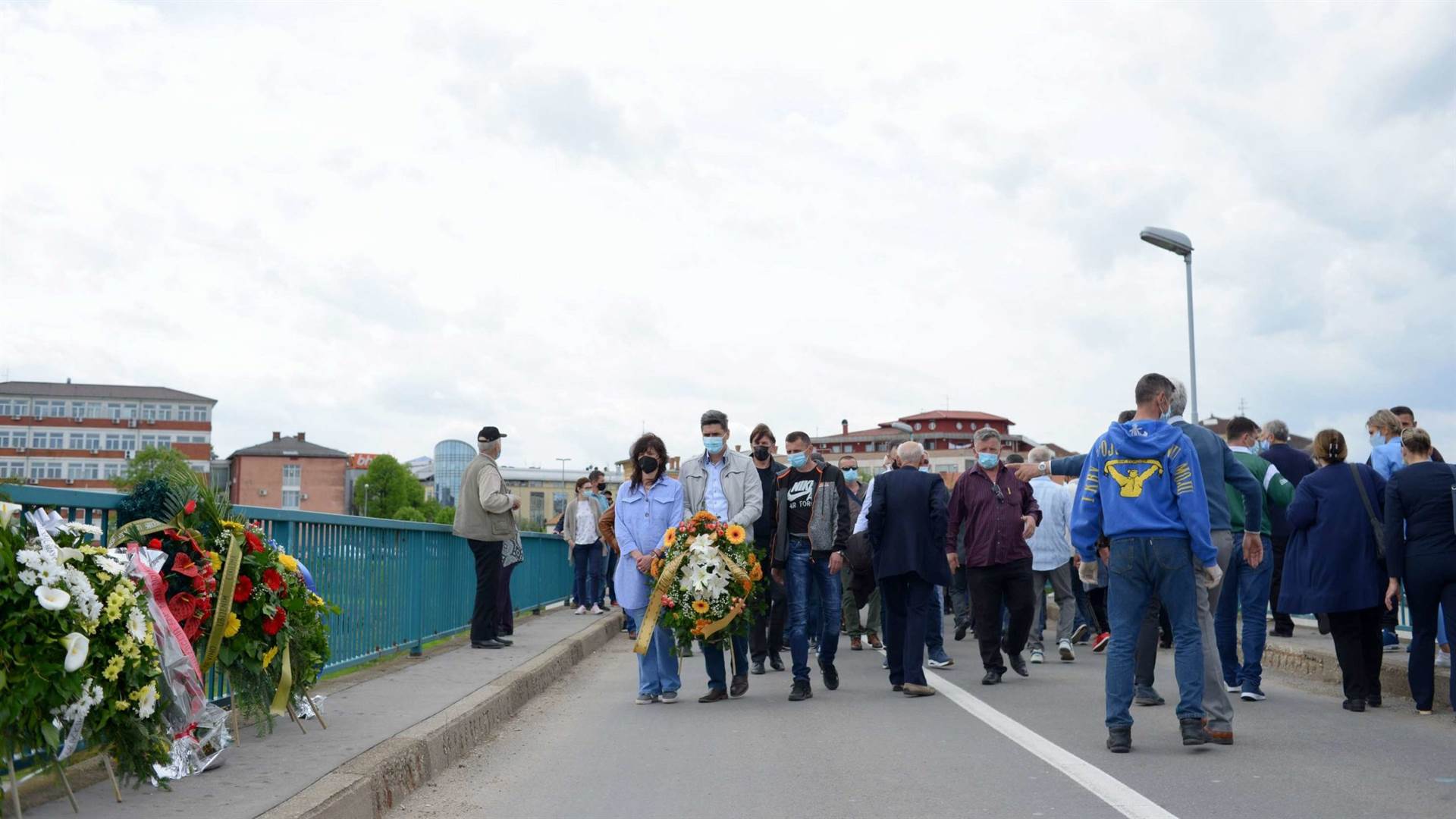Odavanje počasti ubijenim civilima na mostu u Brčkom