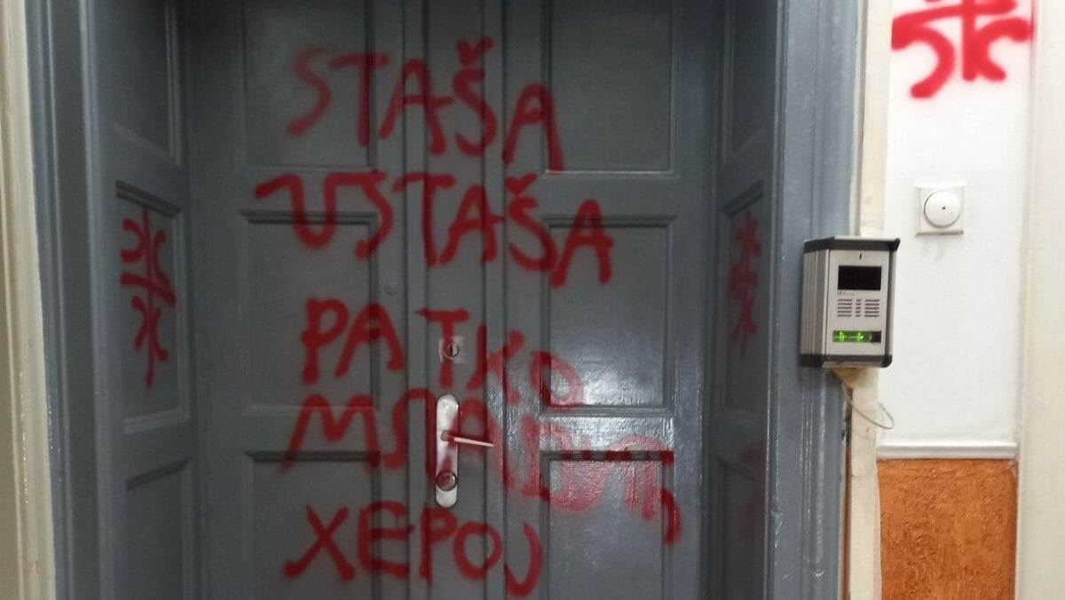 Prostorije organizacije “Žene u crnom” u Beogradu ispisane grafitima podrške za Ratka Mladića