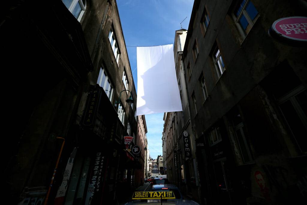 Širom grada postavljena obilježja i fotografije koje podsjećaju na opsadu Sarajeva