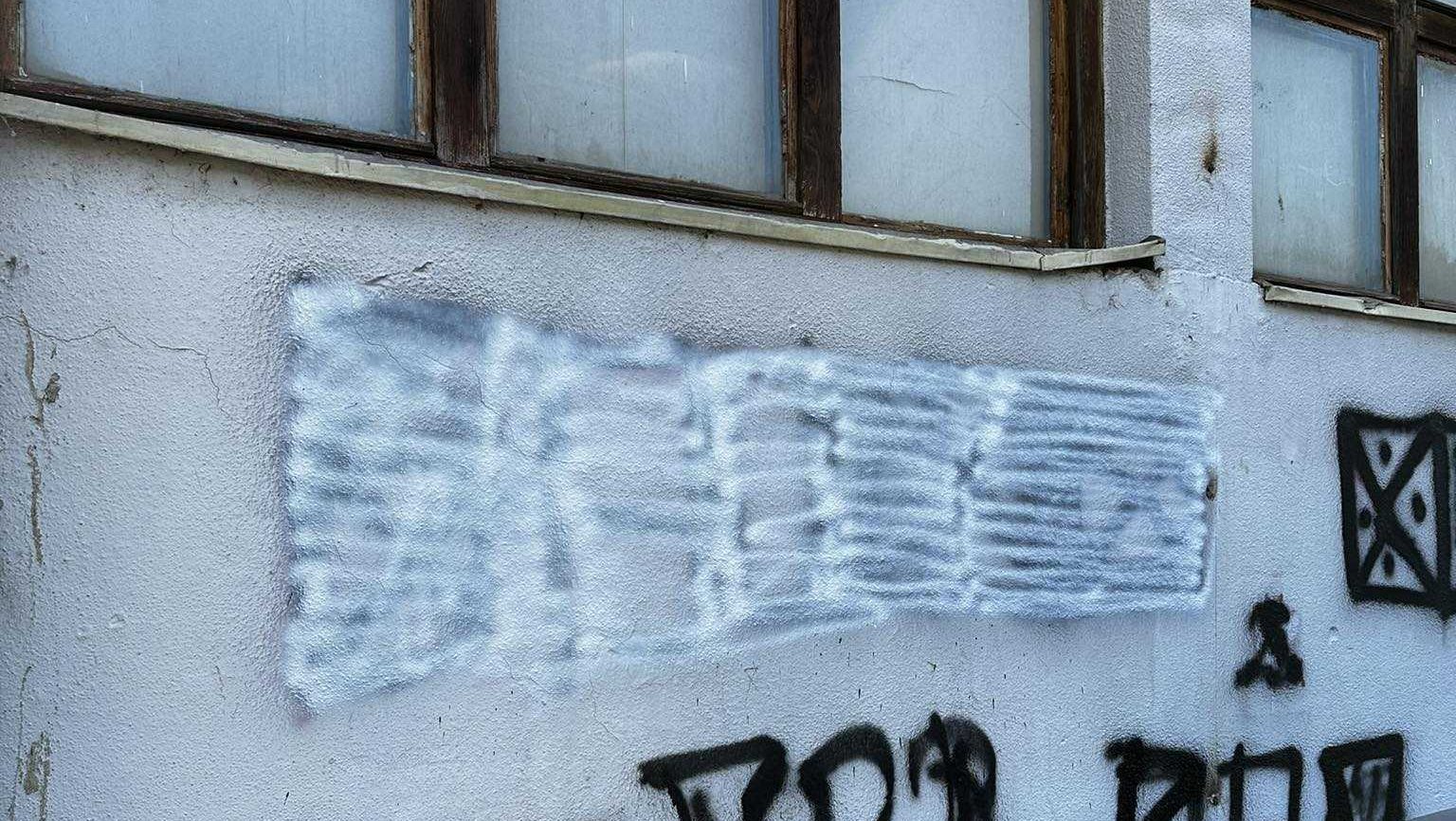 Prekrečen grafit koji veliča Ratka Mladića u Zvorniku