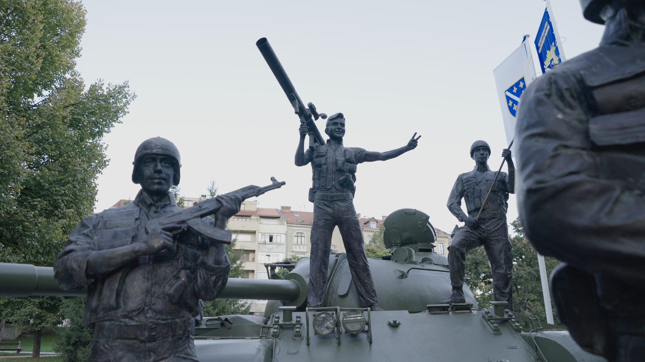 Šta spomenik tenk u Sarajevu uči učenike škole pored koje je postavljen?