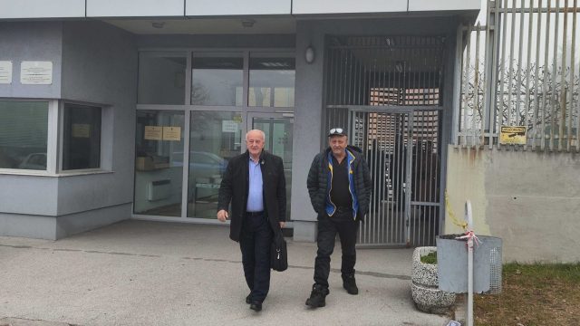 Dževad Mlaćo (lijevo) ispred zgrade Suda Bosne i Hercegovine. Foto: Detektor