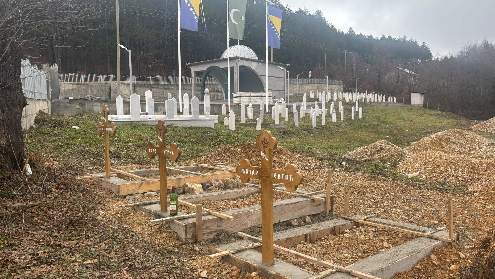 U Srebrenici održan petosatni sastanak o krstovima pored mezarja koji su uznemirili povratnike