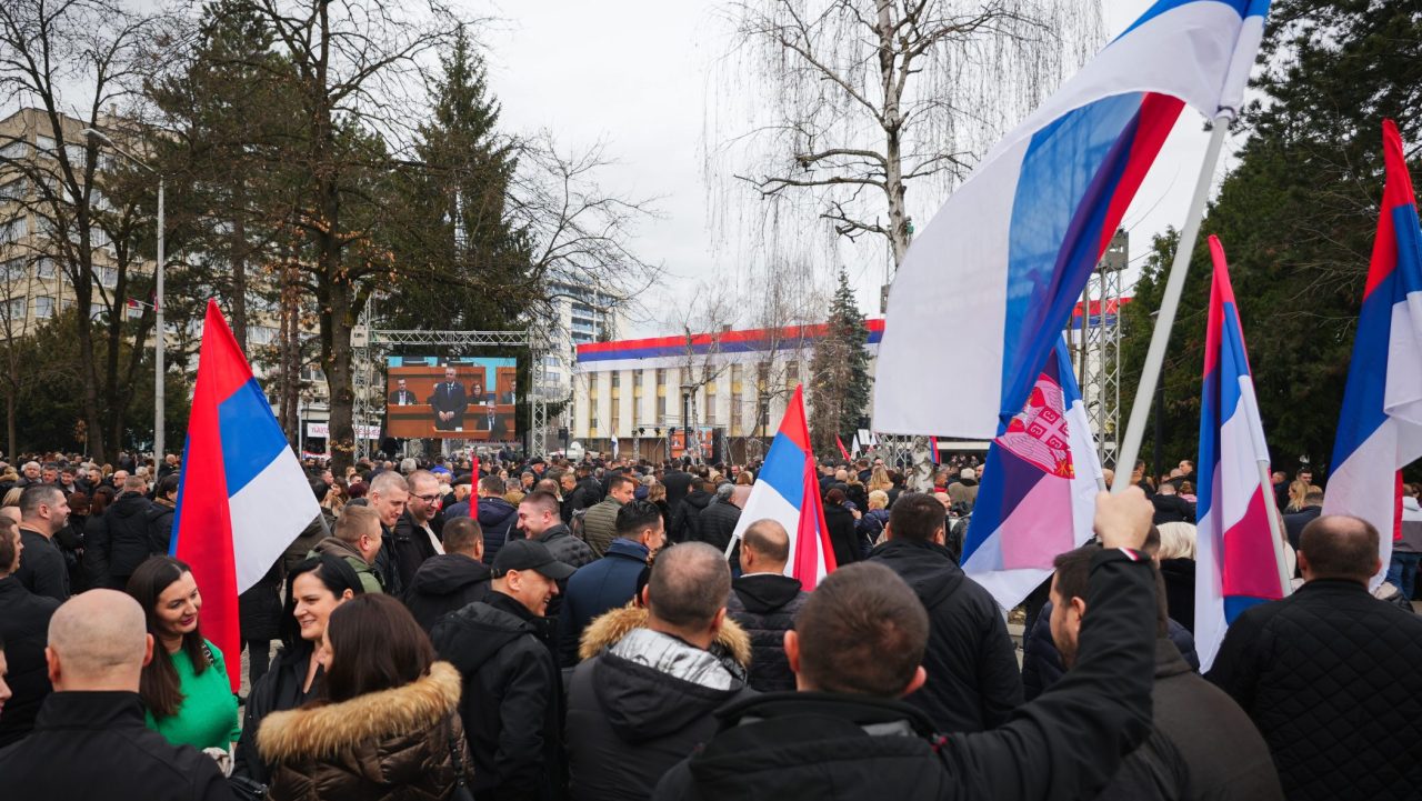 Miting podrške Dodiku u Banja Luci tokom izricanja presude. Foto: EPA