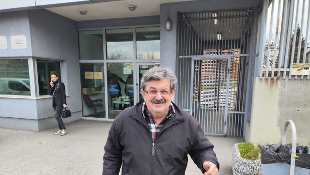 Slavko Puhalić ispred zgrade Suda BiH. Foto: Detektor