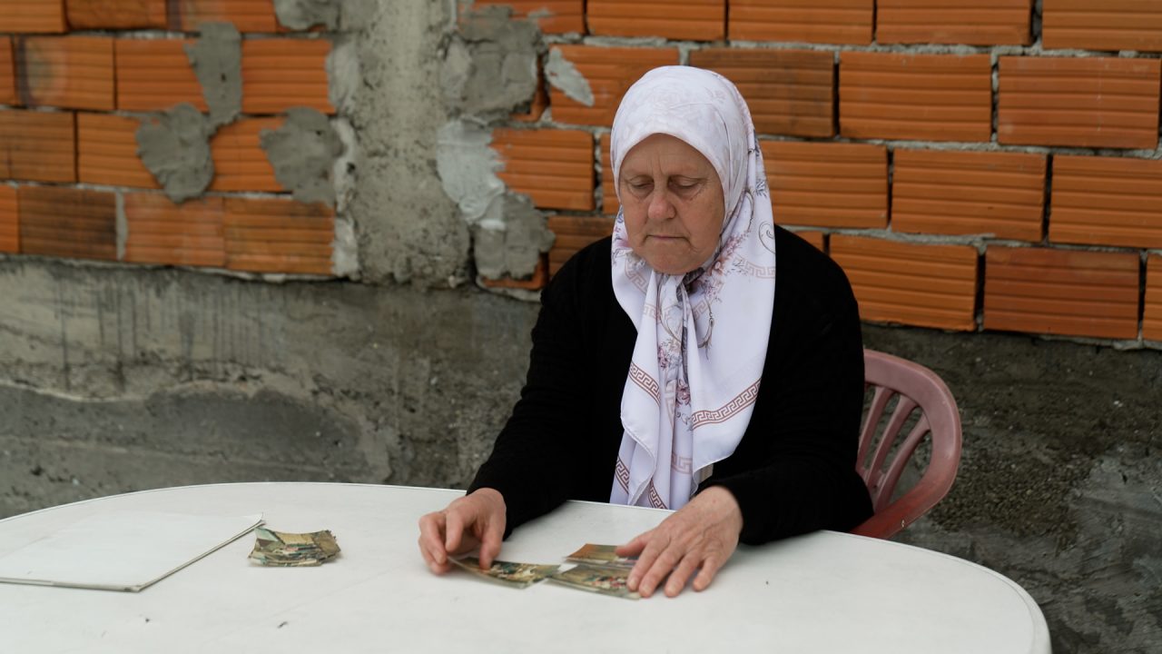 Safeta Sinanović sa fotografijama djece u Suhoj. Foto: Detektor