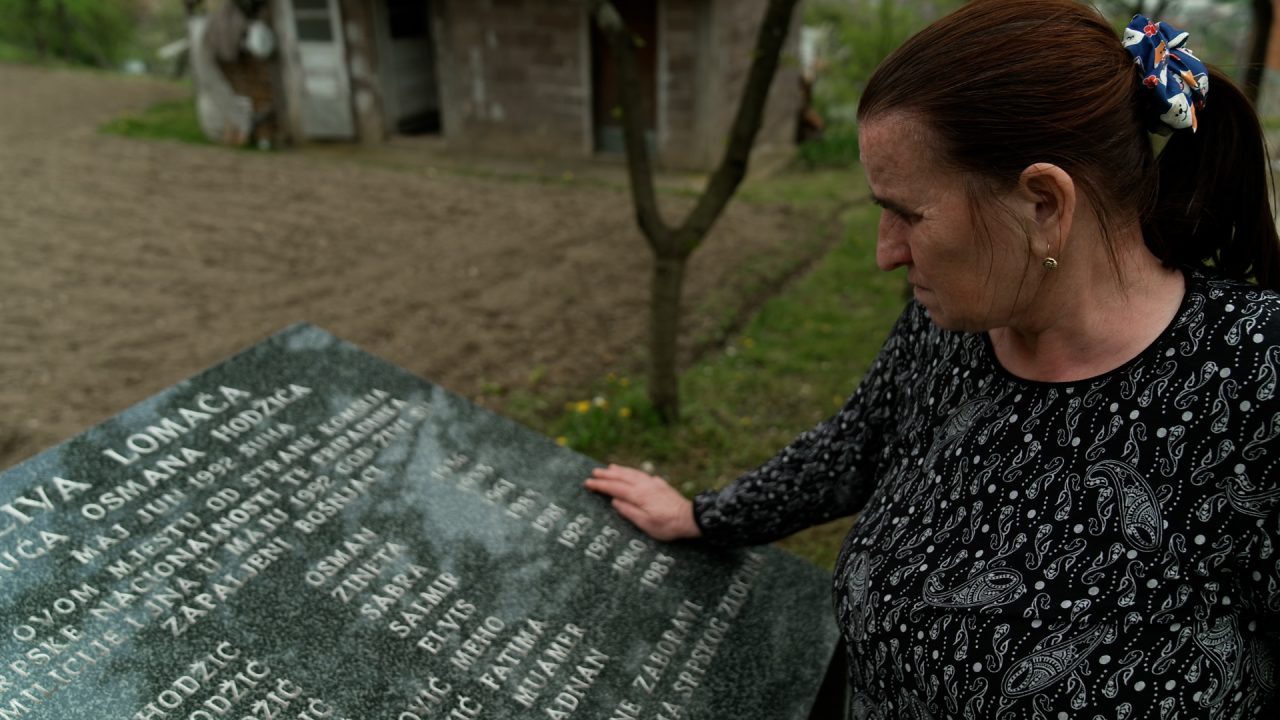 Derviša Hodžić ispred spomenika stradalima u Suhoj. Foto: Detektor