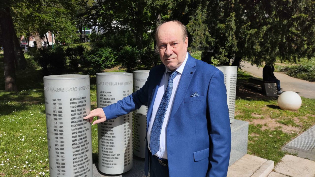 Alija Hodžić pokraj spomenika ubijenoj djeci, gdje je upisano ime njegove kćerke Jasmine. Foto: Detektor