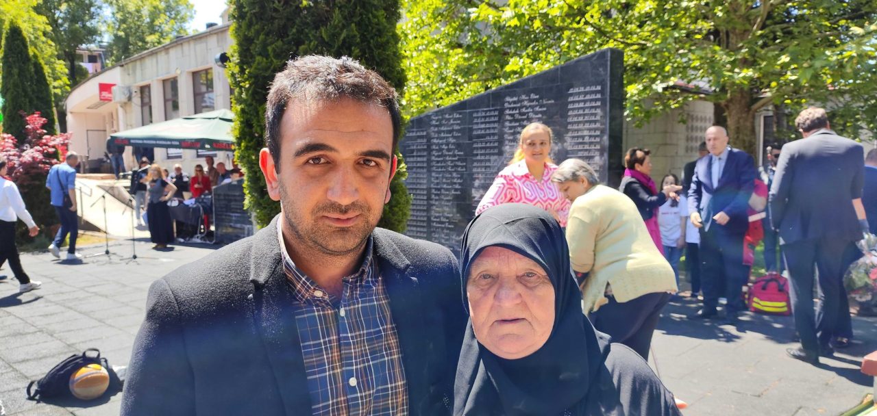 Ismail Ćulov sa majkom Vasvijom. Foto: Detektor
