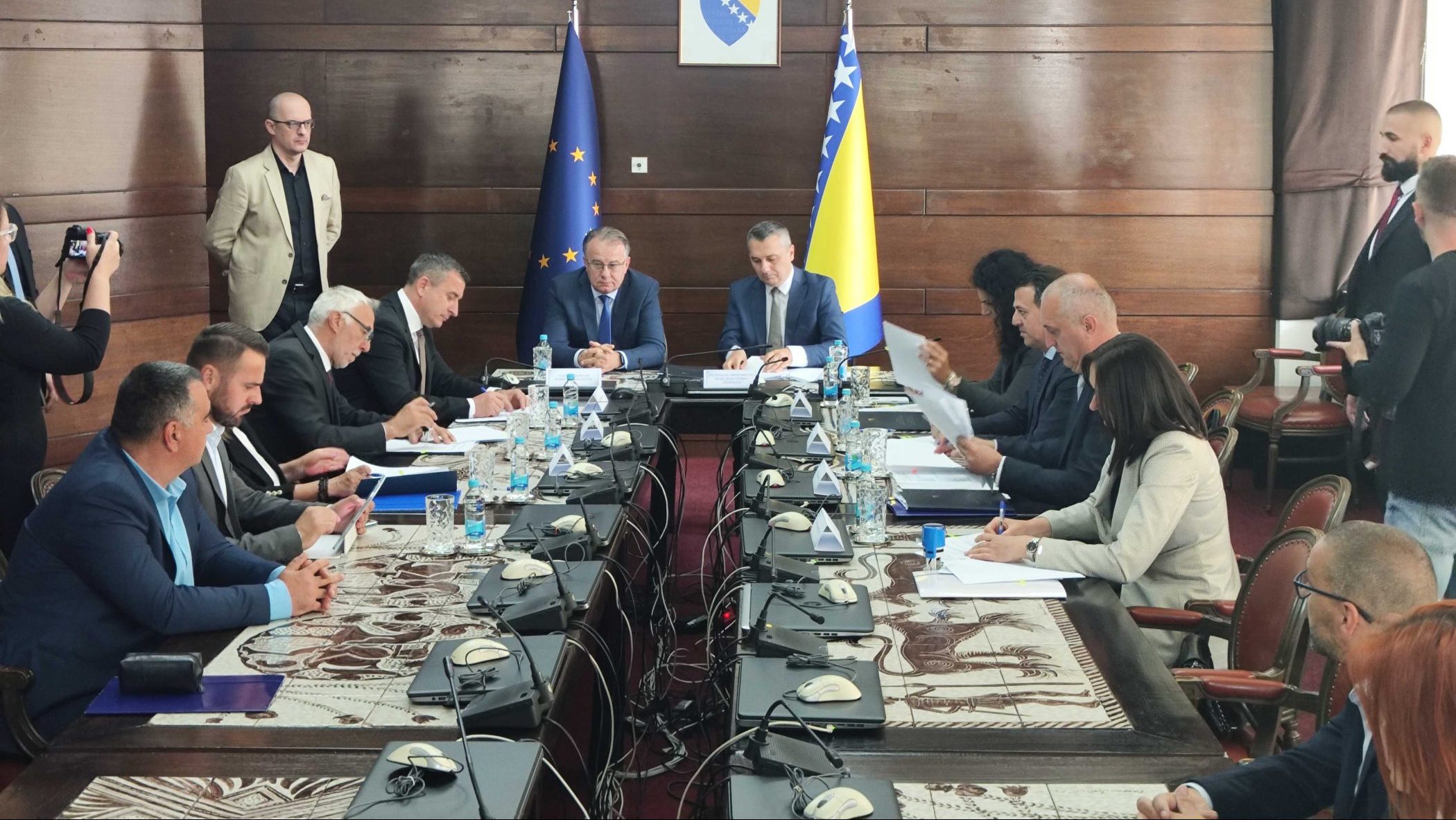 Potpisivanje ugovora u Vladi FBiH za infrastrukturne projekte i pomoć stanovništvu. Foto: Detektor
