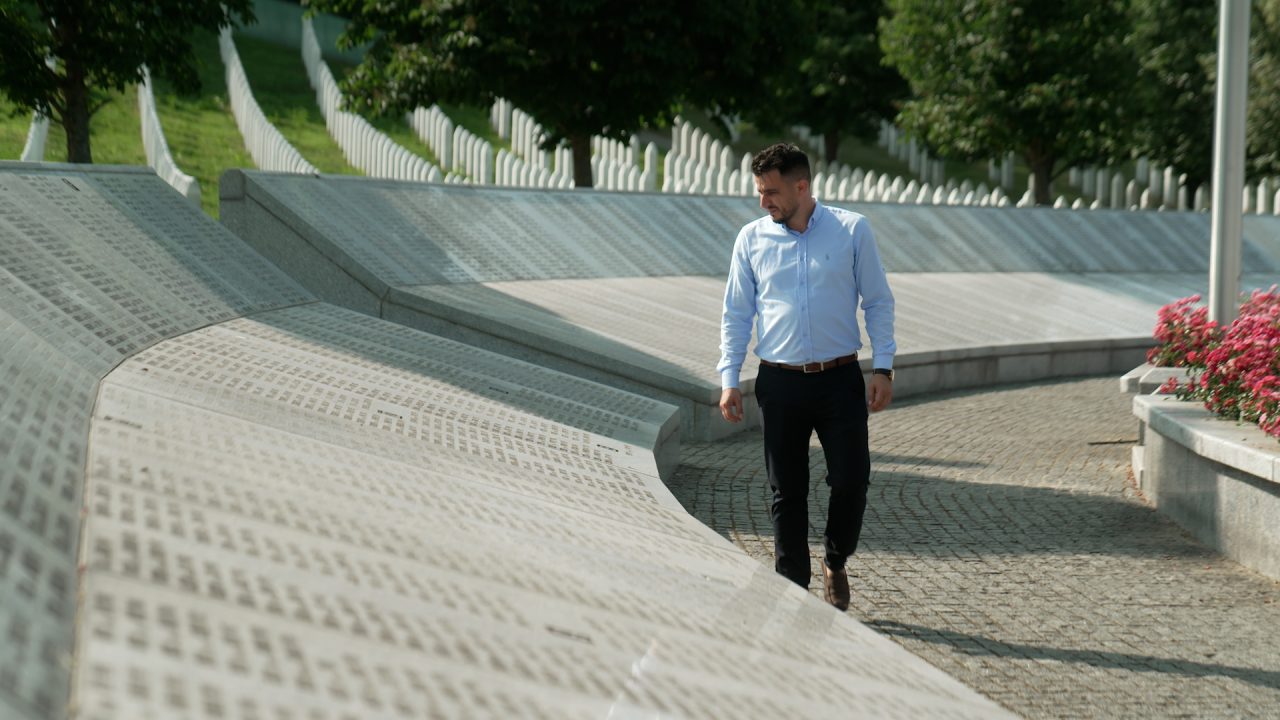 Edin Ikanović u Memorijalnom centru Srebrenica. Foto: Detektor