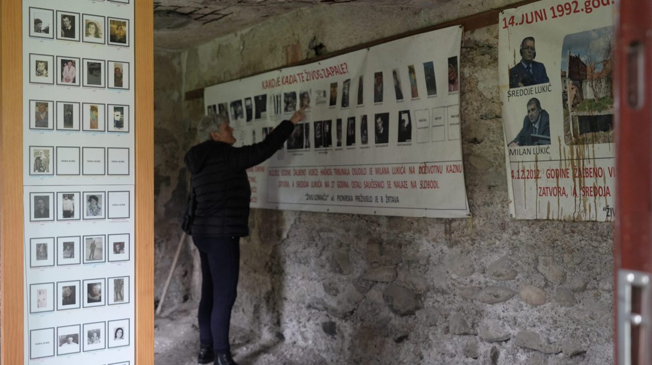 Bakira Hasečić u kući gdje je bila "živa lomača" u Pionirskoj ulici. Foto: Detektor