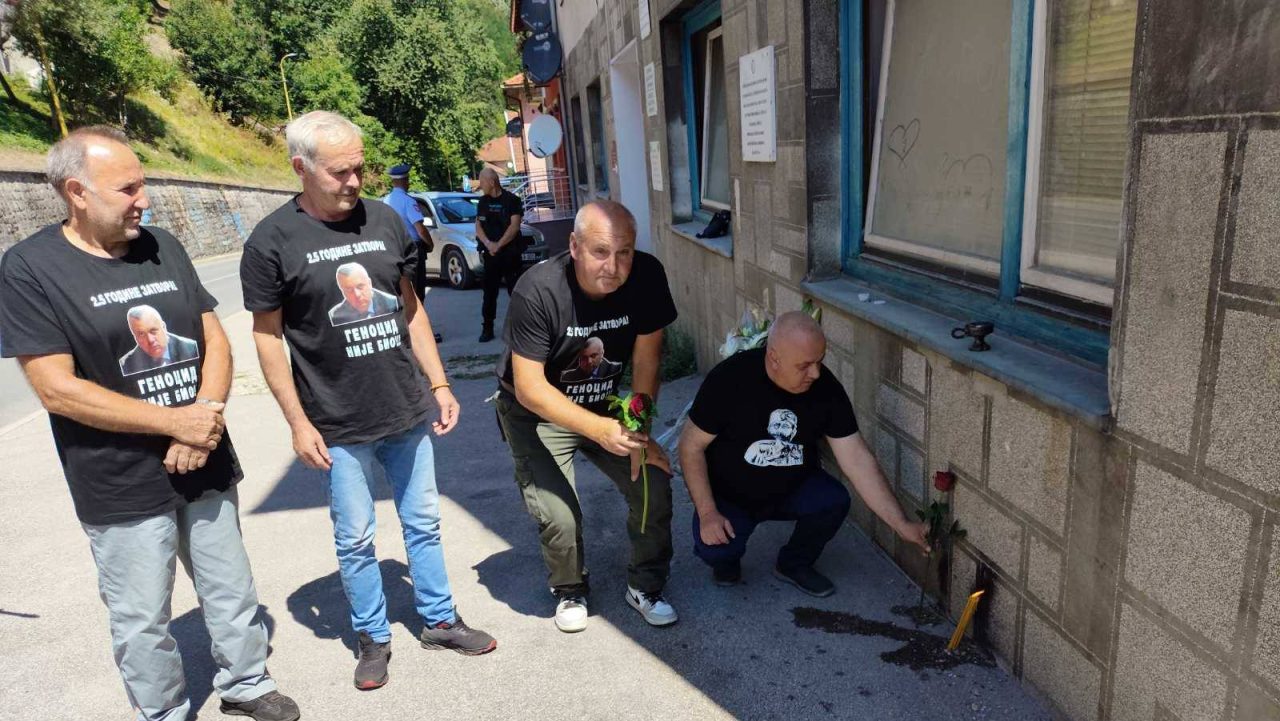 Vojin Pavlović (krajnji desno) polaže cvijeće u Srebrenici. Foto: Facebook