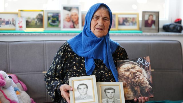 Šuhra Malić pokazuje slike sinova koji su ubijeni u genocidu. Foto: Detektor