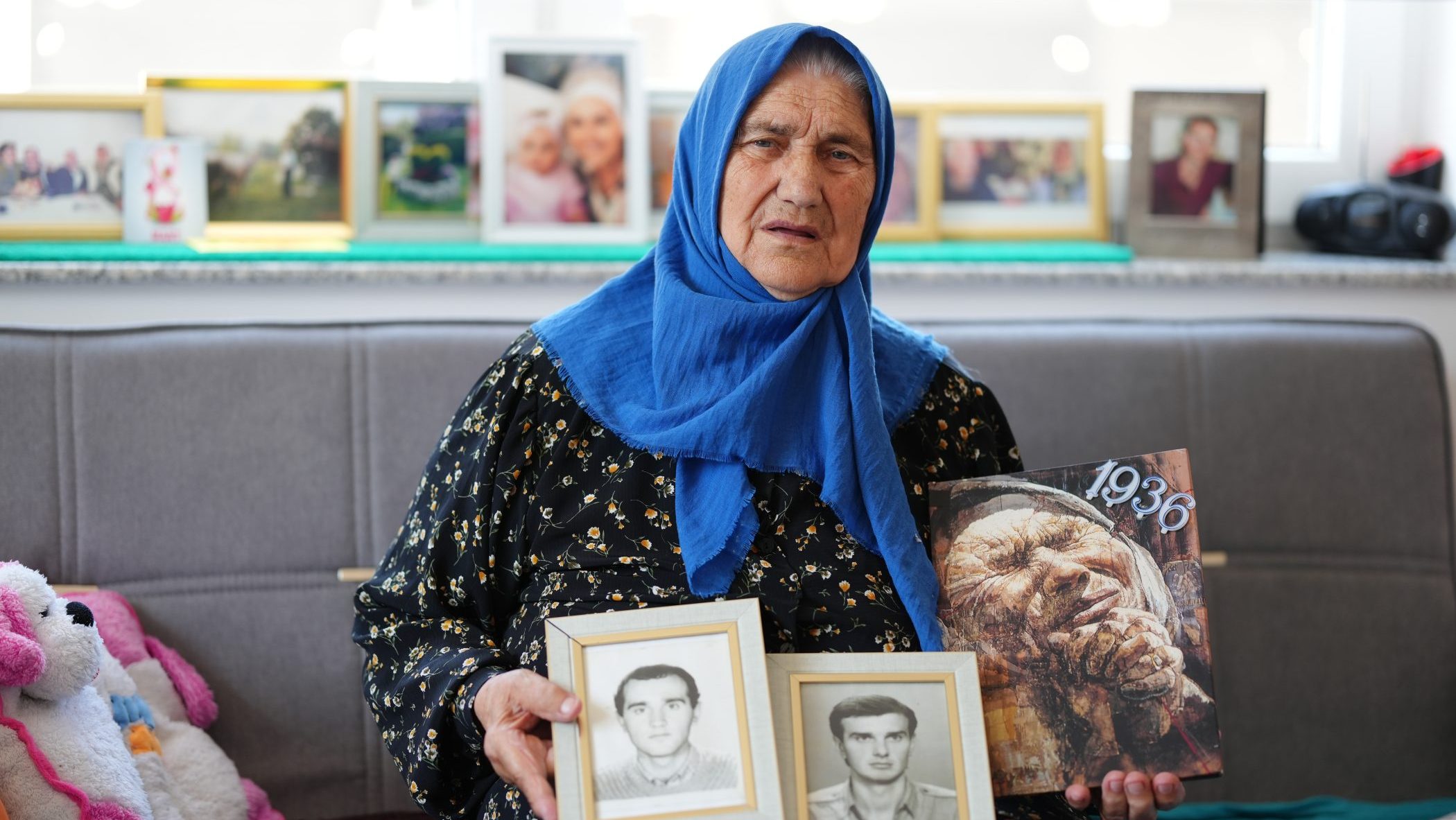 Šuhra Malić pokazuje slike sinova koji su ubijeni u genocidu. Foto: Detektor