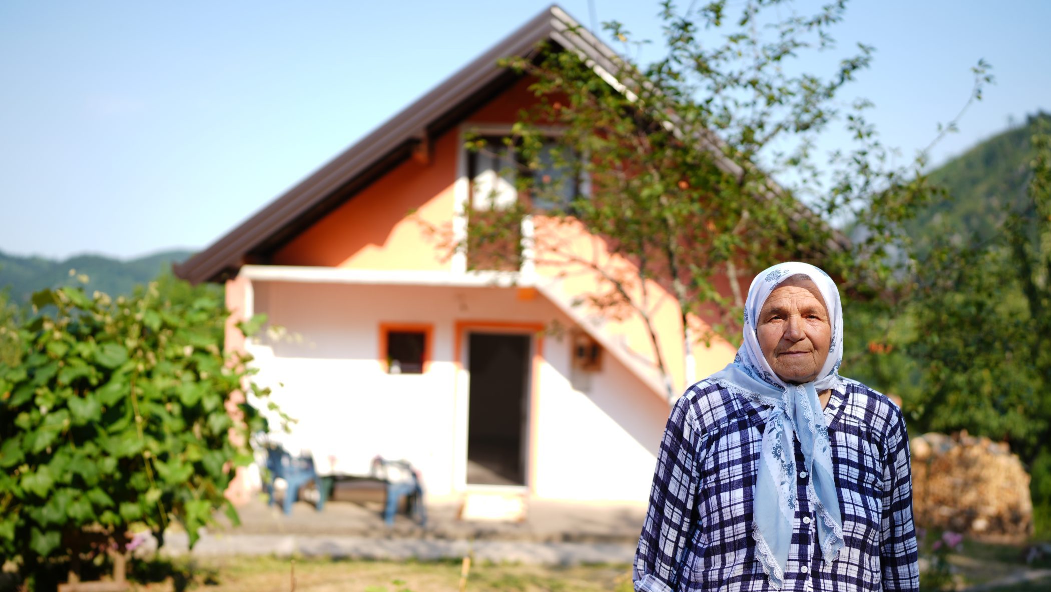 Fata Mehmedović ispred svoje kuće u Sućeski. Foto: Detektor