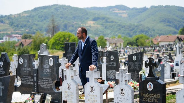 Brano Vučetić na Gradskom groblju u Bratuncu gdje su sahranjeni svi članovi njegove porodice. Foto: Detektor