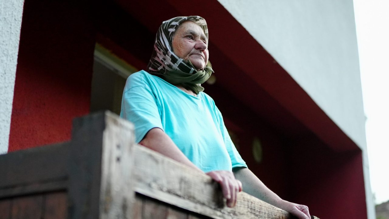 Ramiza Begić isprd svoje kuće u Srebrenici gdje godinama živi sama. Foto: Detektor