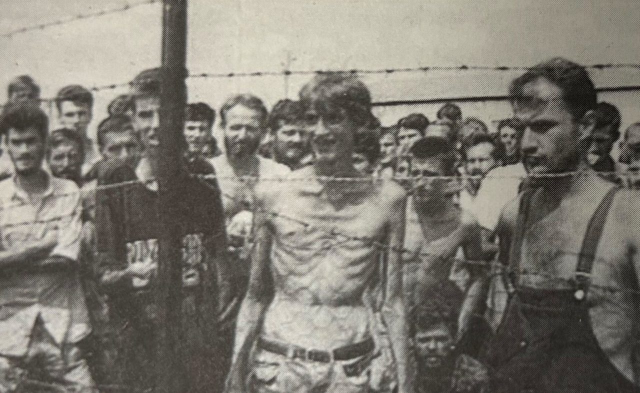 Fikret Alić u logoru Trnopolje, august 1992. godine. Foto: ITN