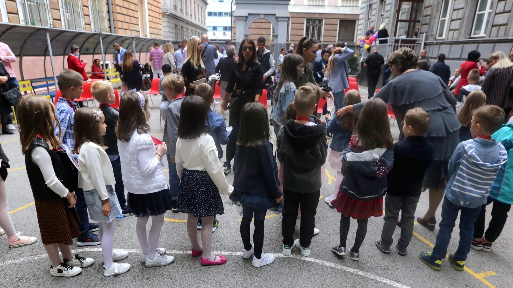 Djeca u školskom dvorištu. Foto: EPA