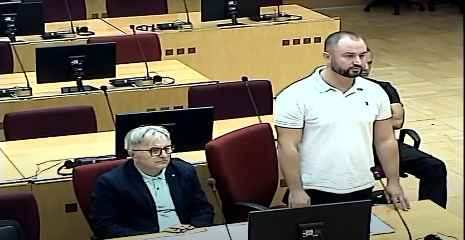 Dario Ristić pred Sudom BiH (desno) i advokat Rade Ćulibrk (lijevo). Foto: Scrennshot video-zapis.