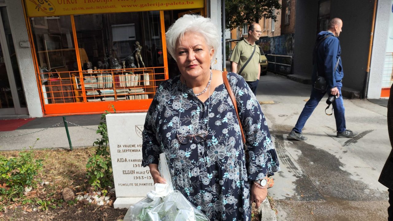 Zdravka Gvožđar na mjestu gdje je poginuo njen sin Eldin. Foto: Detektor