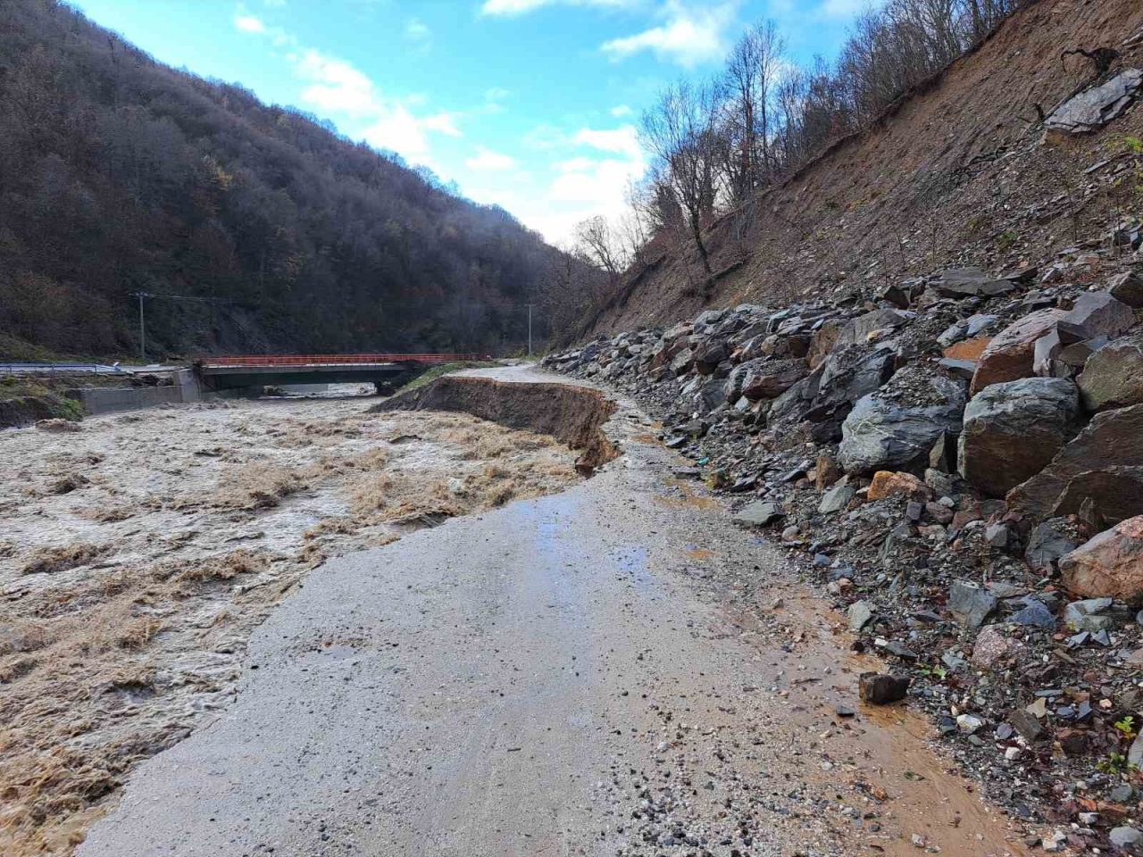 Prekinuta puta komunikacija. Foto: Facebook Butorvić- Polje