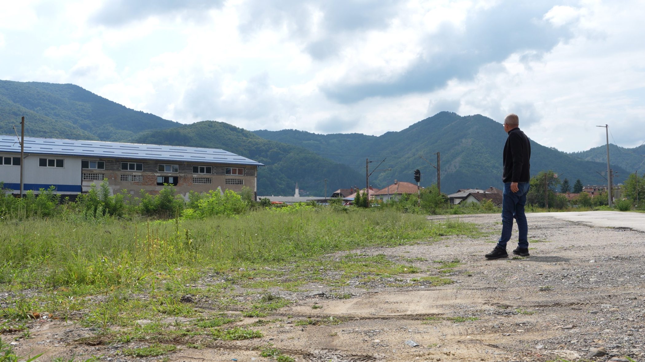 Ekrem Nadžak ispred nekadašnjeg logora Silos. Foto: Detektor