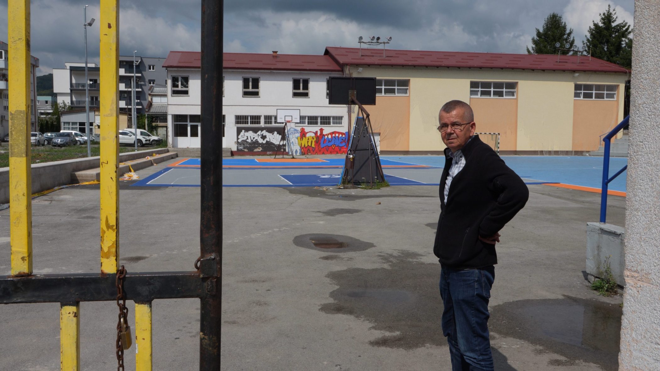 Ekrem Nadžak ispred osnovne škole u Žepču. Foto: Detektor