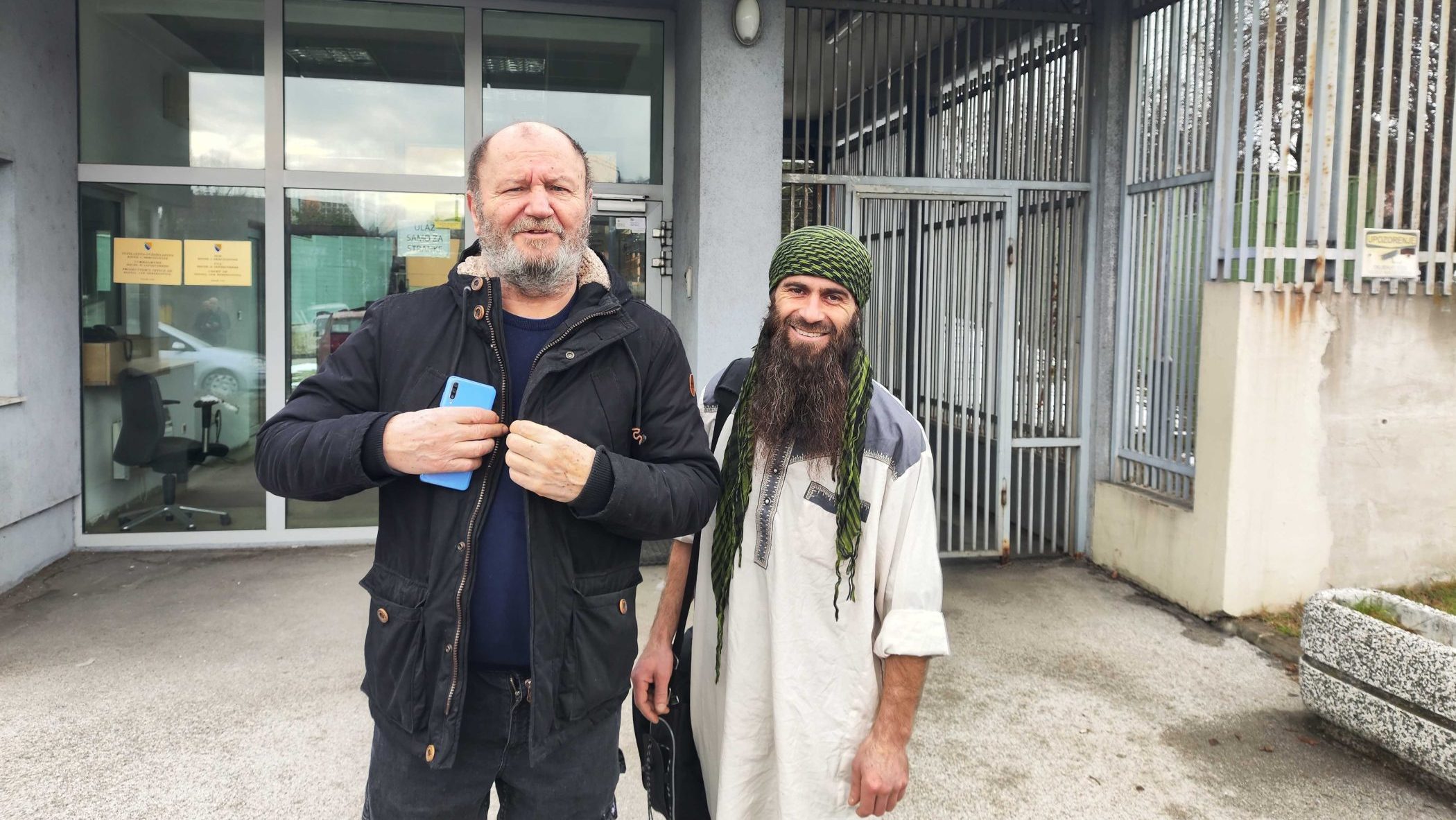 Simbad Bajrektarević (desno) s braniocem Huseinom Mušićem (lijevo) ispred Suda BiH. Foto: Detektor