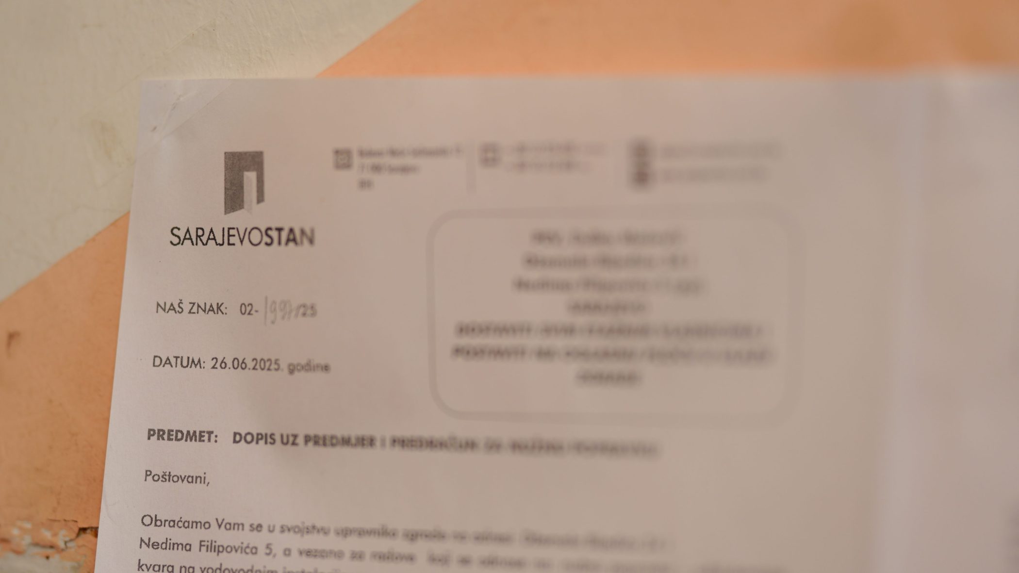 Obavijest Sarajevostana u haustoru zgrade Džemala Bijedića 34. Foto: Detektor