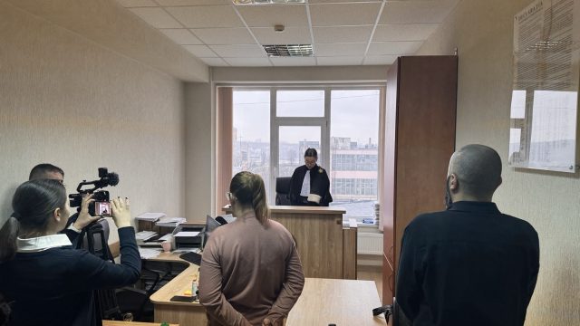 Sudinica u sudu u Kišinjevu u Moldaviji izriče presudu učesnicima kampova u Moldaviji. Foto: Detektor