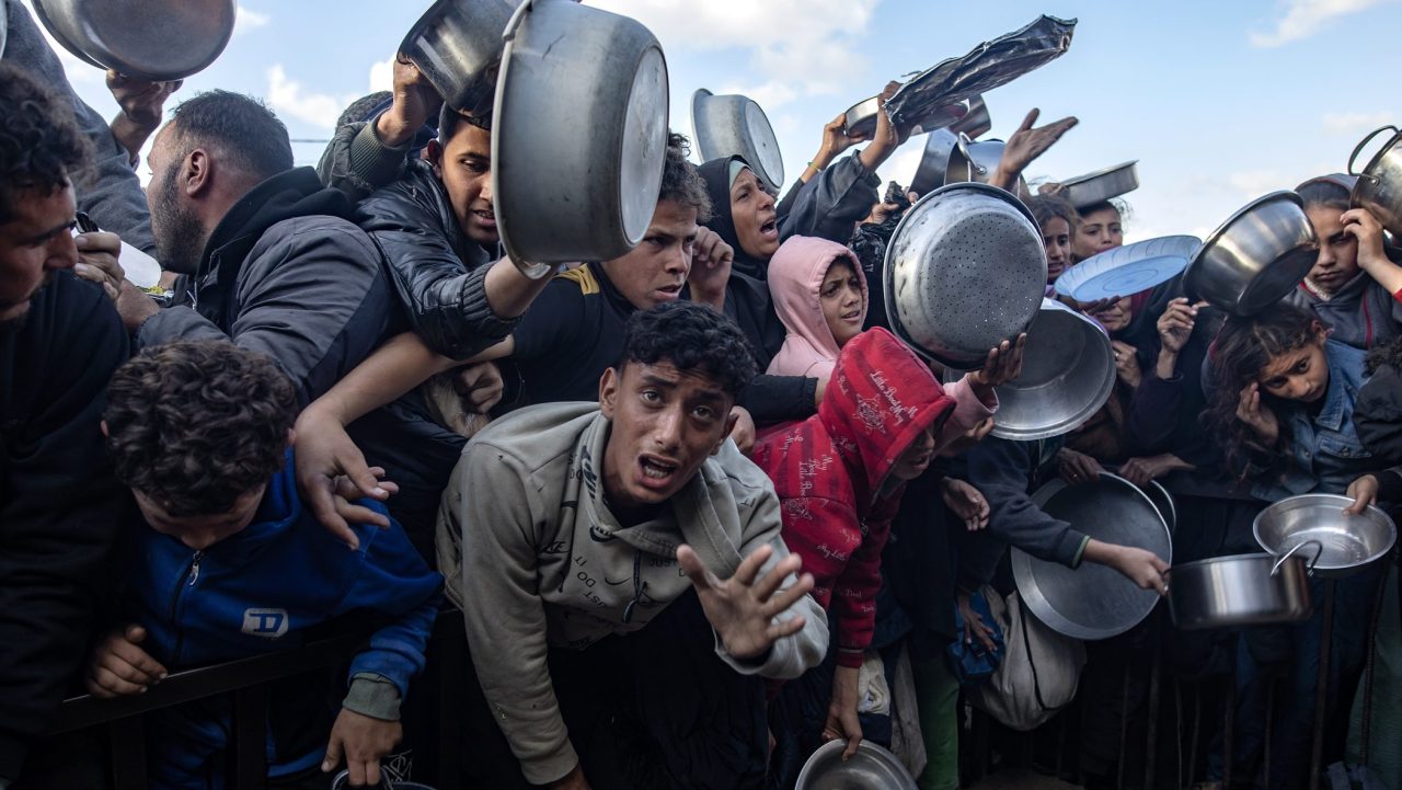 Dobrotvorne kuhinje u Gazi hrane raseljene porodice tokom Ramazana. Foto: EPA