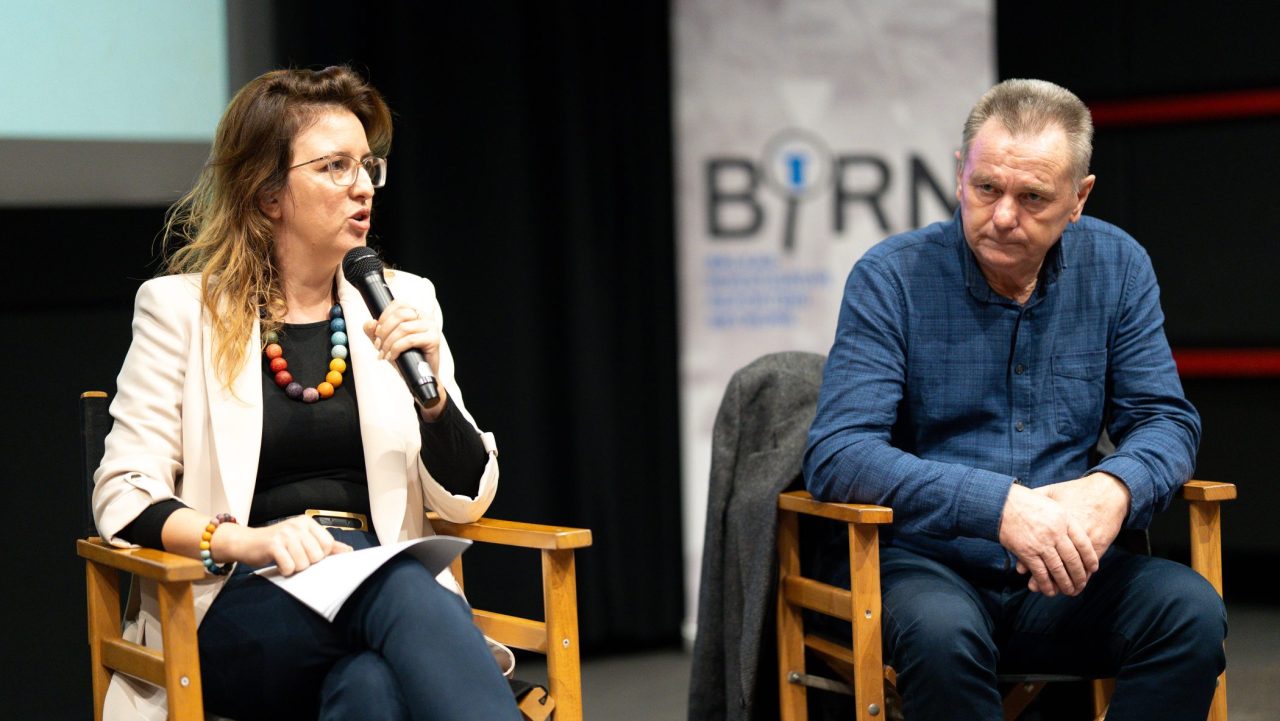 Adrijana Hanušić Bećirović i Fikret Bačić na panelu. Foto: Detektora