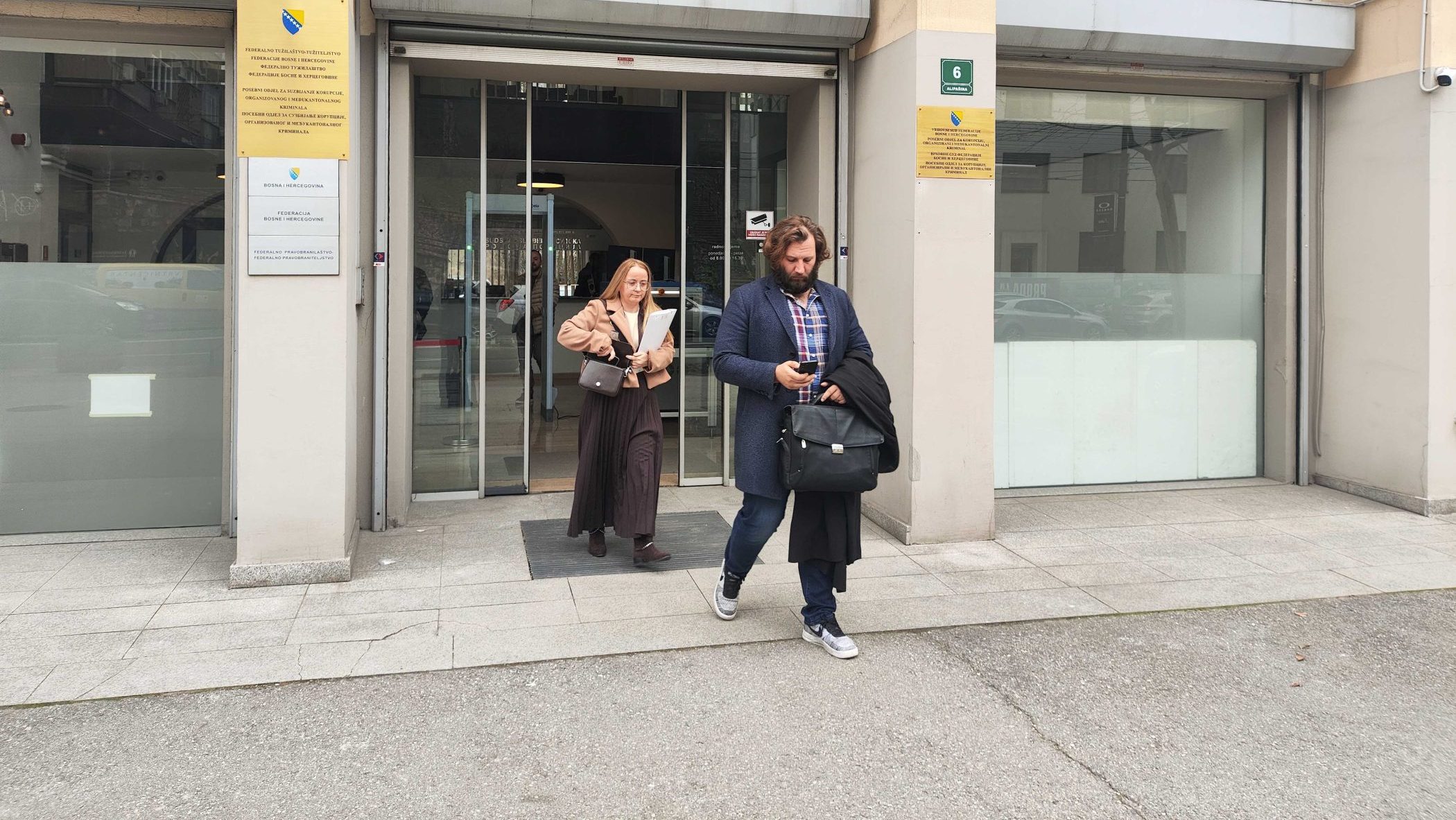 Jasminka Knežević sa advokatom Damirom Beglerovićem ispred Posebnog odjela Vrhovnog suda Federacije BiH. Foto: Detektor