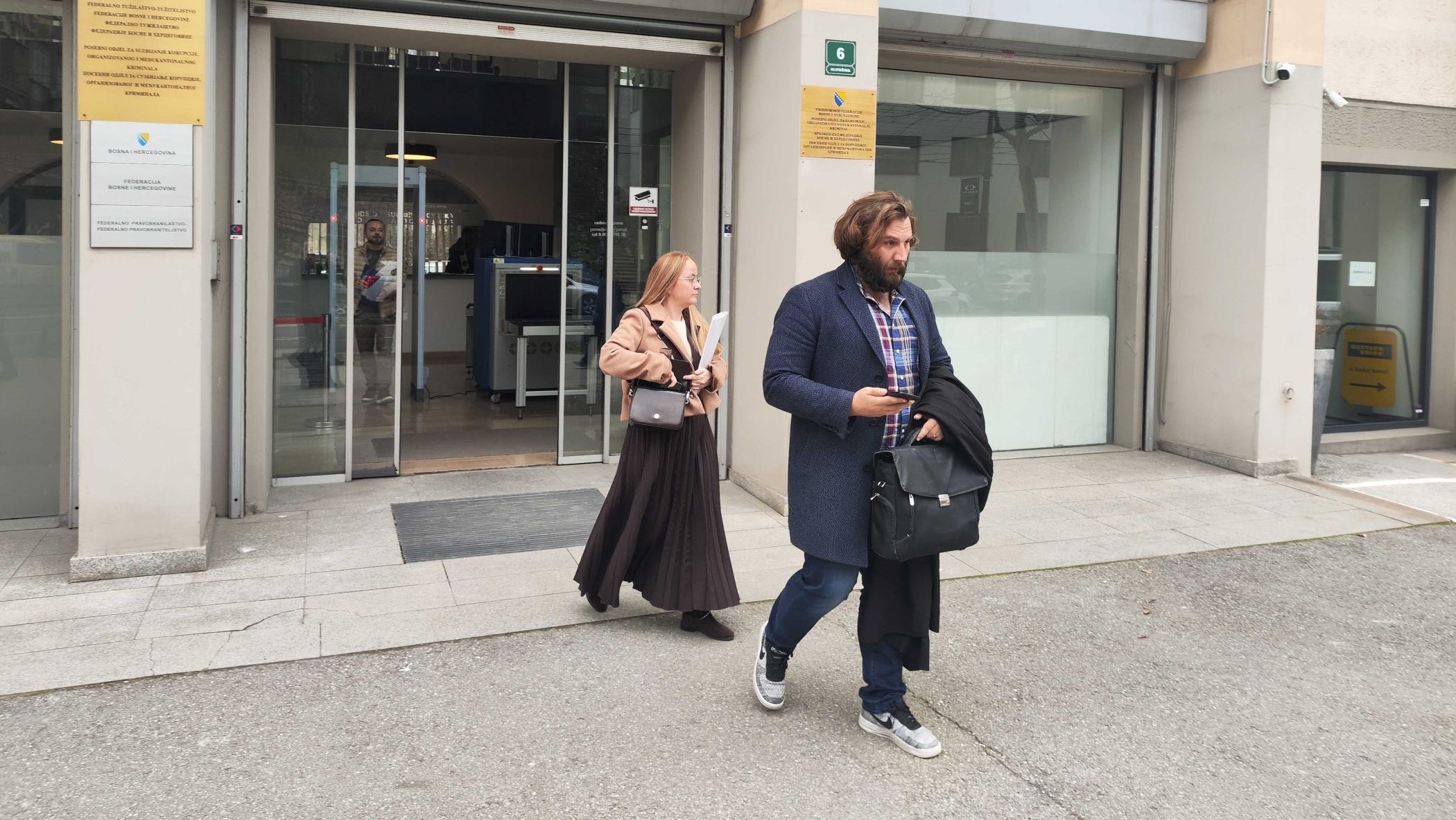 Jasminka Knežević sa advokatom Damirom Beglerovićem ispred Posebnog odjela Vrhovnog suda Federacije BiH. Foto: Detektor