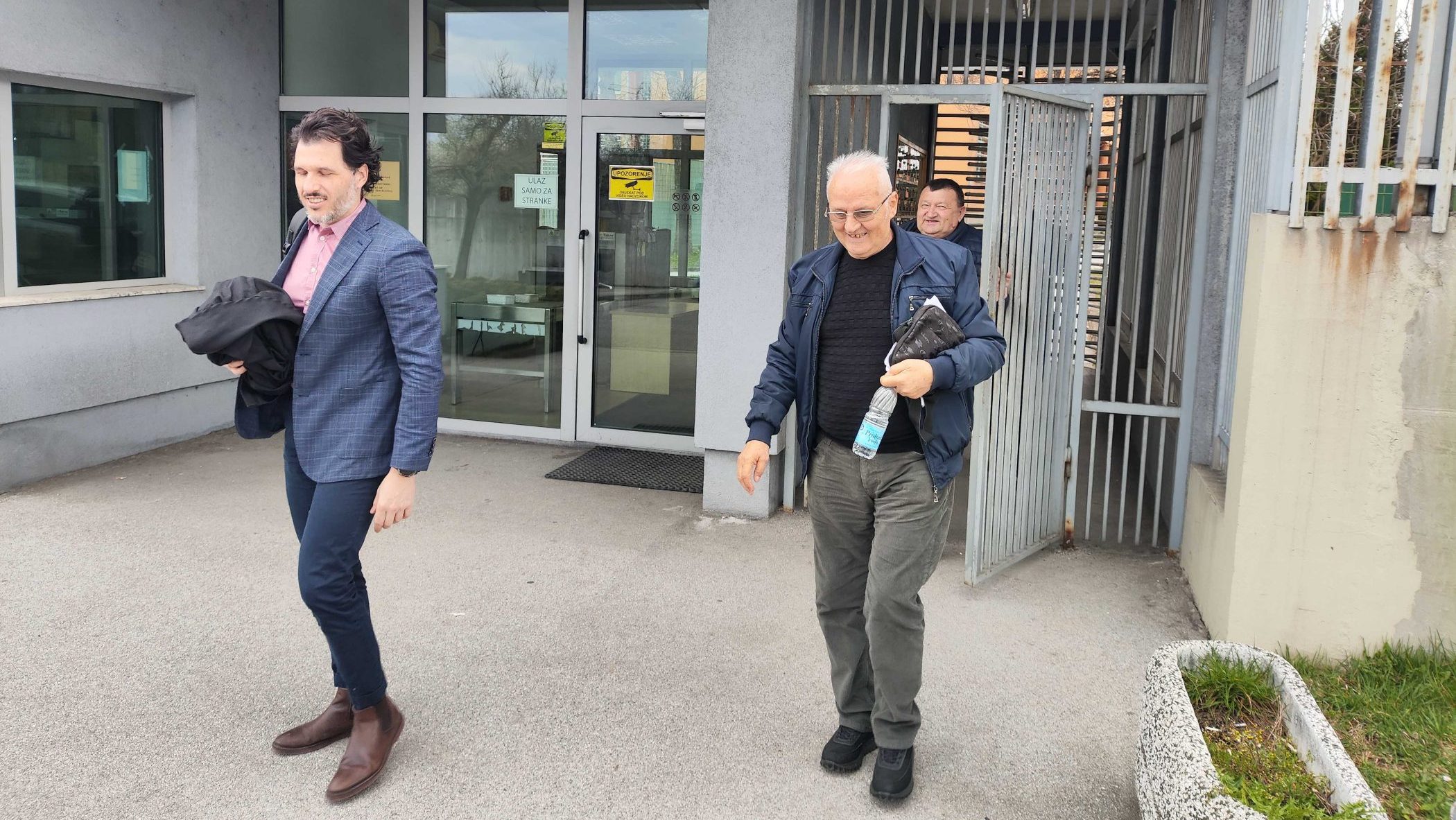 Rajko Milić (desno) ispred Suda BiH u pratnji advokata. Foto: Detektor