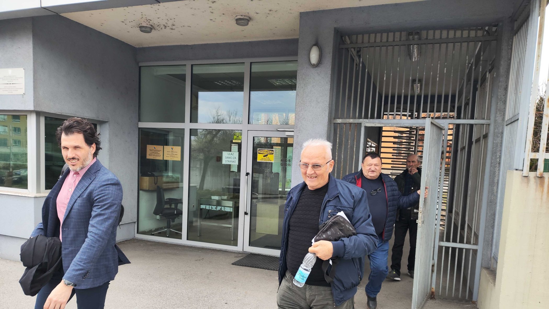 Rajko Milić (desno) ispred Suda BiH u pratnji advokata. Foto: Detektor