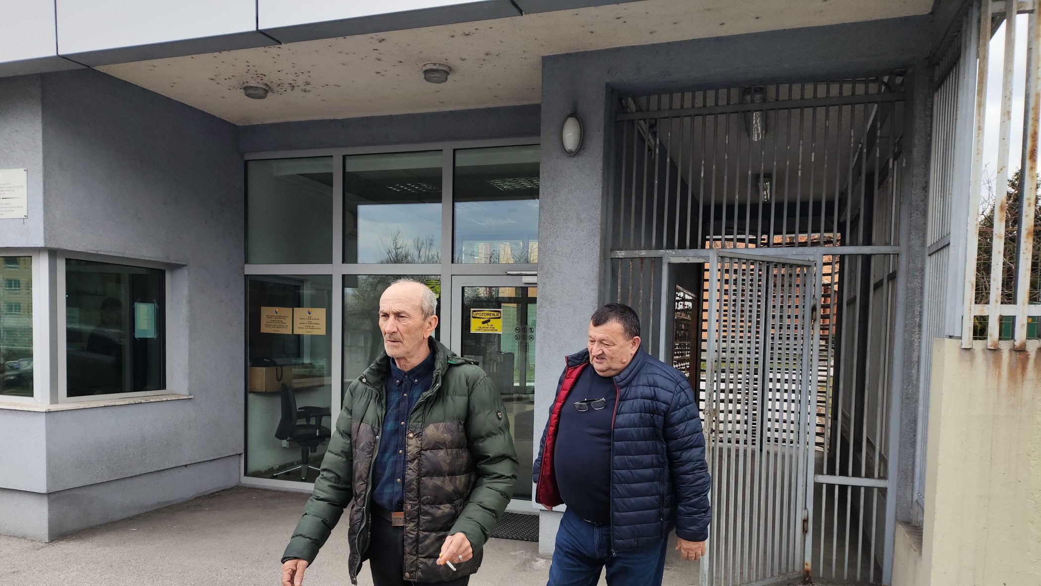 Optuženi u predmetu Rajko Milić i ostali ispred Suda BiH. Foto: Detektor