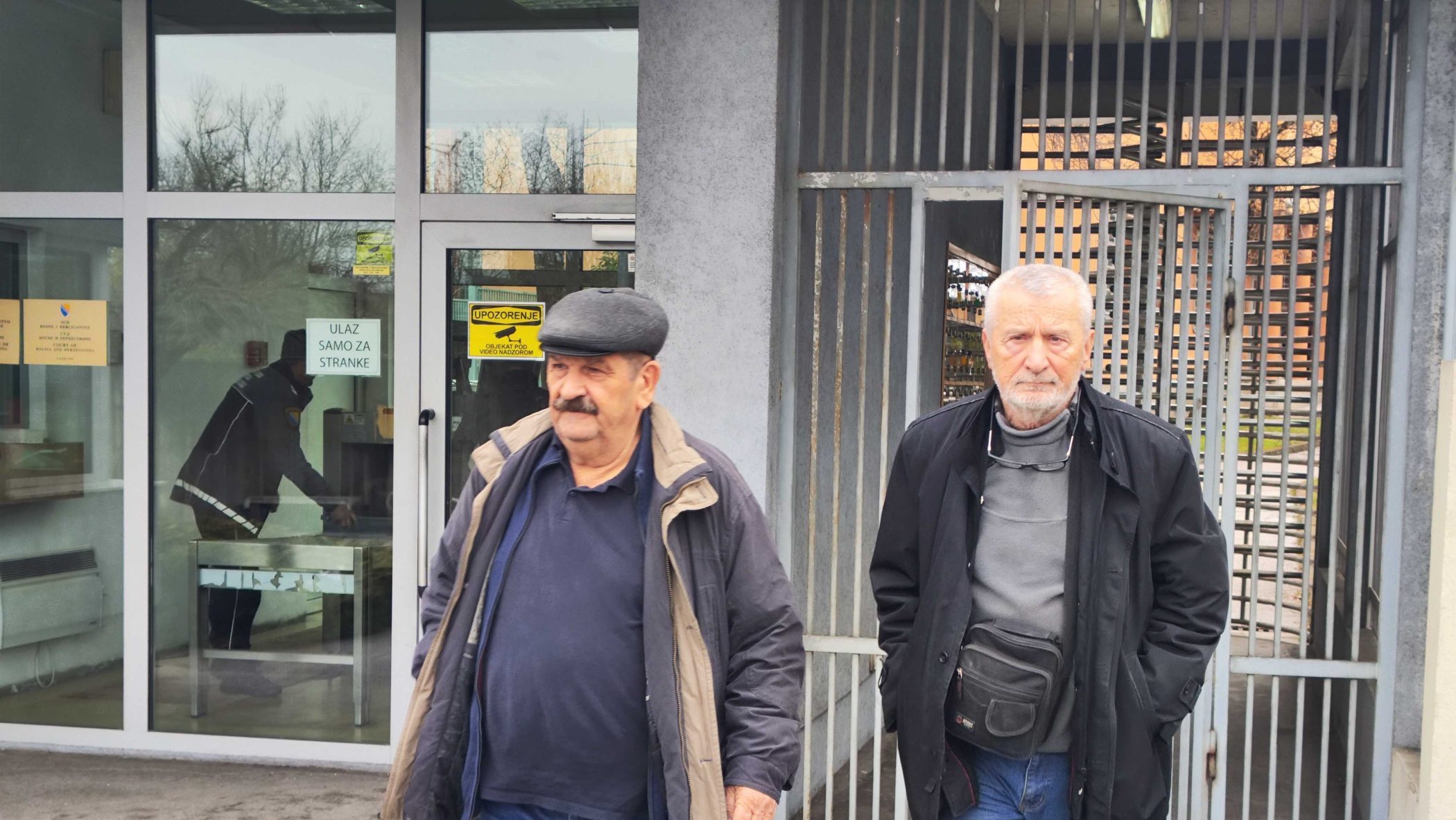 Zdravko Samardžija (desno) sa braniocem Slobodanom Perićem (lijevo) ispred Suda BiH. Foto: Detektor