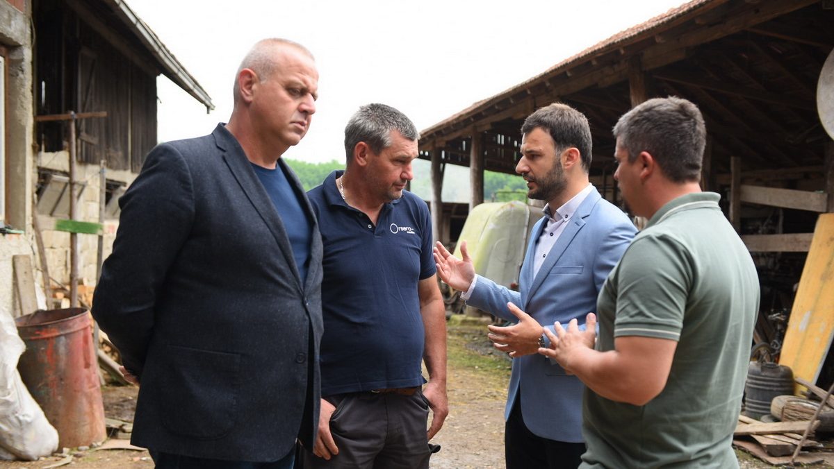 Ilija Zorić, osuđeni za ratne zločine (drugi s lijeva) i Slobodan Javor, gradonačelnik Prijedora (drugi s desna), u razgovoru tokom njegove posjete 2023. godine. Foto: Grad Prijedor