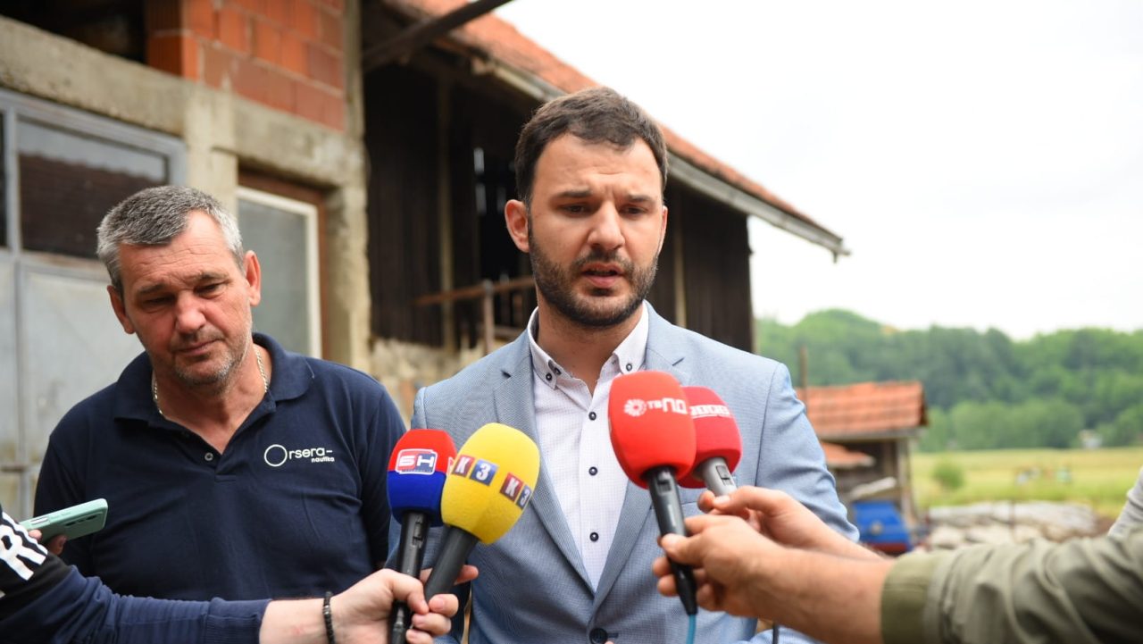 Slobodan Javor, gradonačelnik Prijedora (desno) u posjeti Iliji Zoriću (lijevo) u vrijeme dok mu je trajalo suđenje za ratni zločin. Foto: Facebook/Slobodan Javor