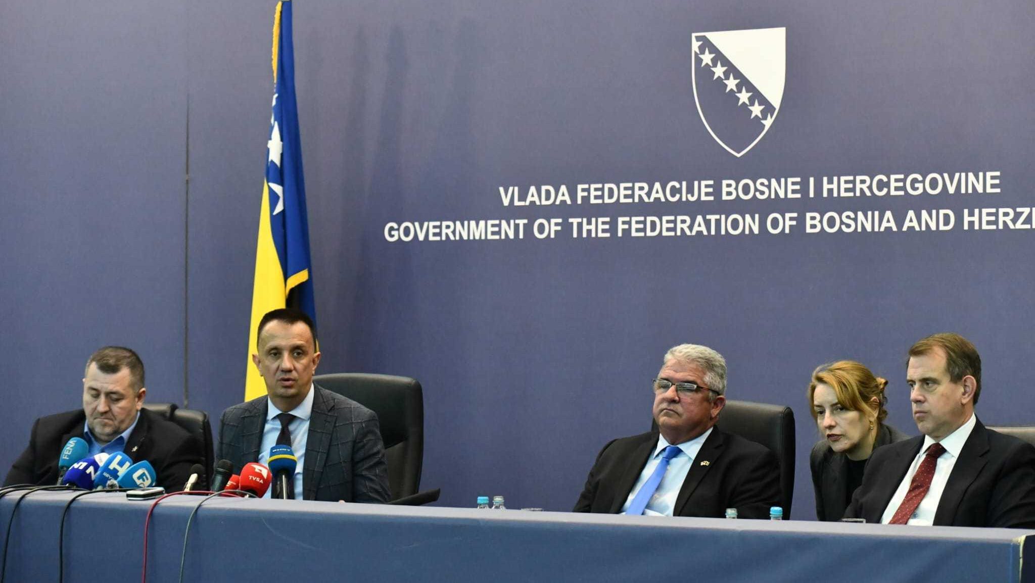 Vedran Lakić, Federalni ministar (drugi s lijeva) i Joseph Flynn (drugi s desna), na prezentaciji projekta Južne interkonekcije u Vladi Federacije. Foto: Detektor