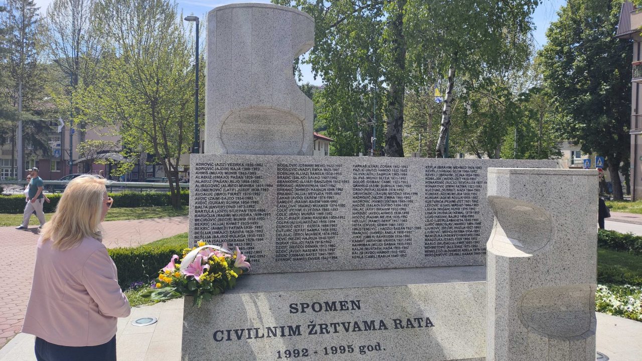 Spomenik civilnim žrtvama rata u Vogošći. Foto: Detektor