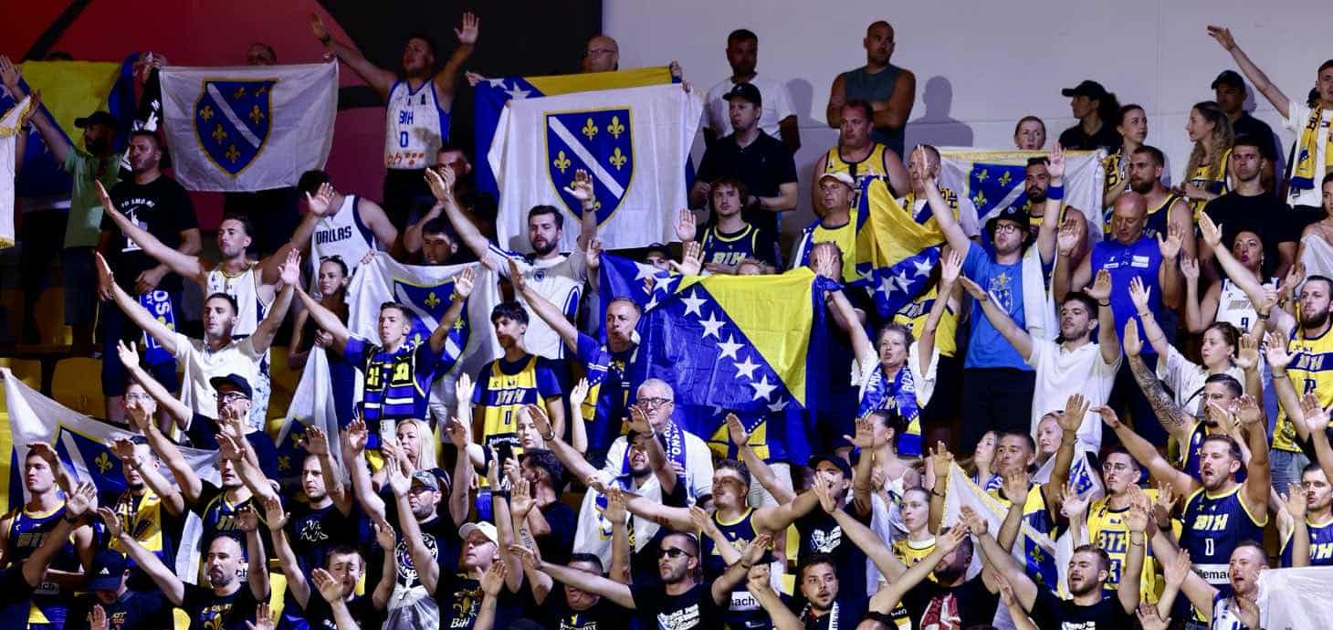 Bh. navijači sa zastavama s ljiljanima. Foto:N1